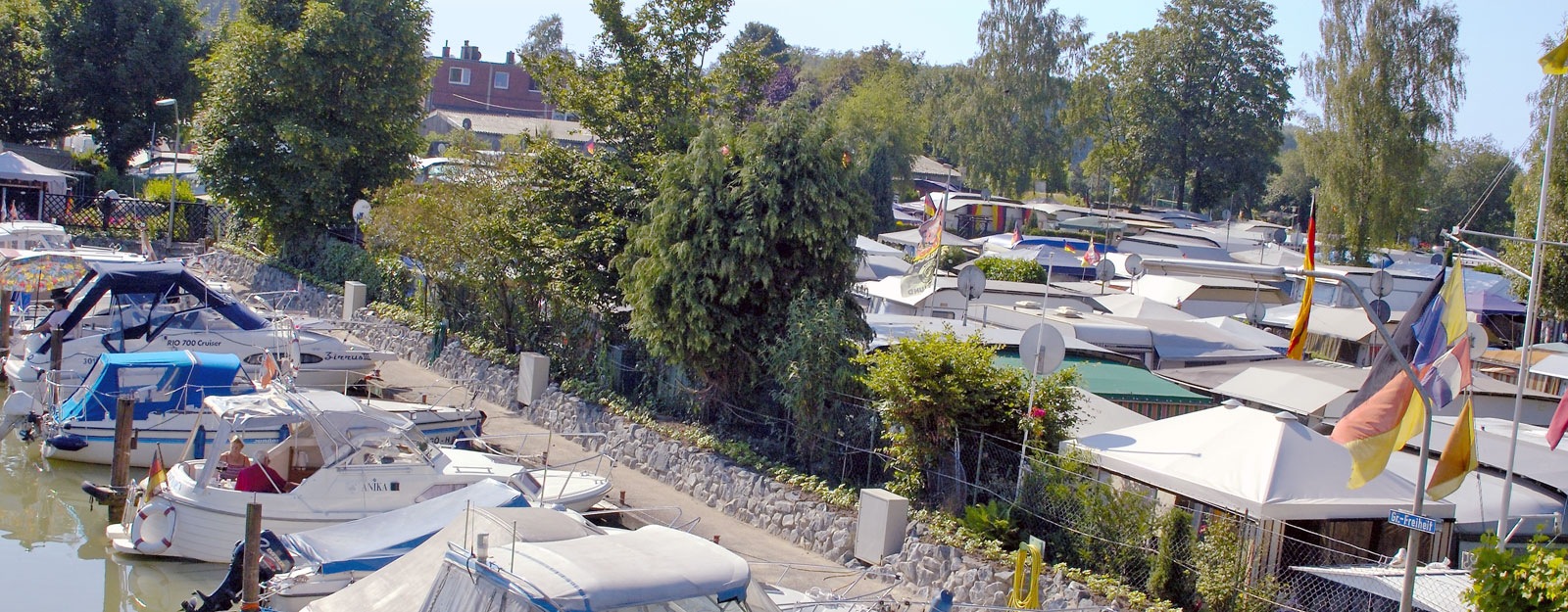 Yachthafen am KranenCamp mit Booten und Wimpeln